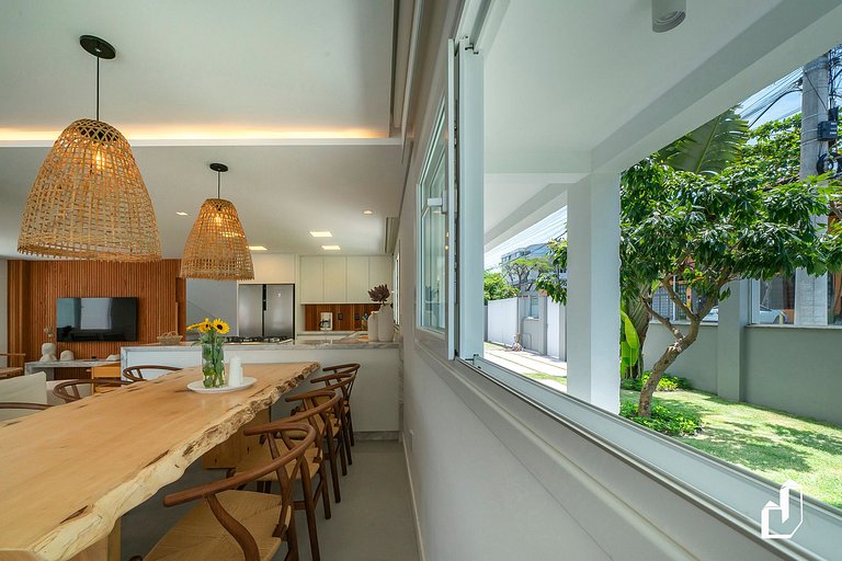 Casa com piscina, diversão e conforto em Canto Grande