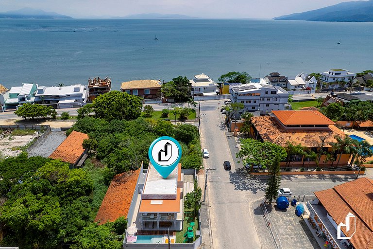 Casa com piscina, diversão e conforto em Canto Grande