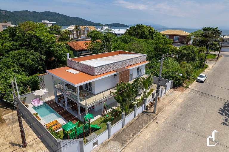 Casa com piscina, diversão e conforto em Canto Grande