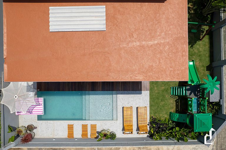 Casa com piscina, diversão e conforto em Canto Grande