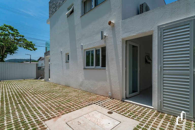 Casa com piscina, diversão e conforto em Canto Grande