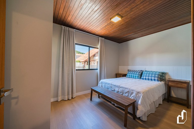 Casa térrea com 04 dormitórios em Canto Grande Bombinhas/SC