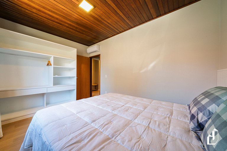 Casa térrea com 04 dormitórios em Canto Grande Bombinhas/SC