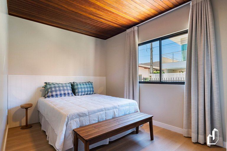 Casa térrea com 04 dormitórios em Canto Grande Bombinhas/SC