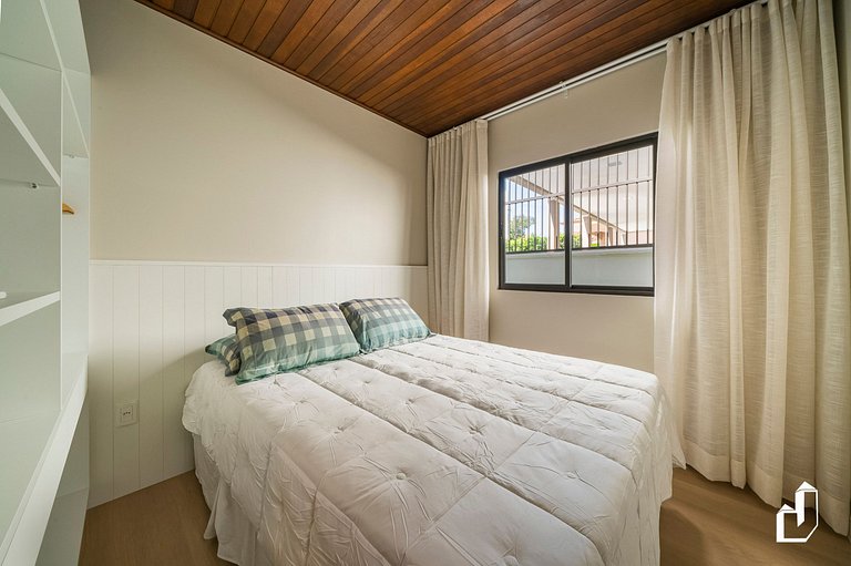 Casa térrea com 04 dormitórios em Canto Grande Bombinhas/SC