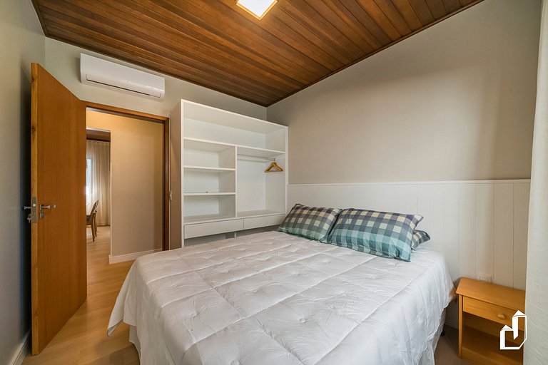 Casa térrea com 04 dormitórios em Canto Grande Bombinhas/SC
