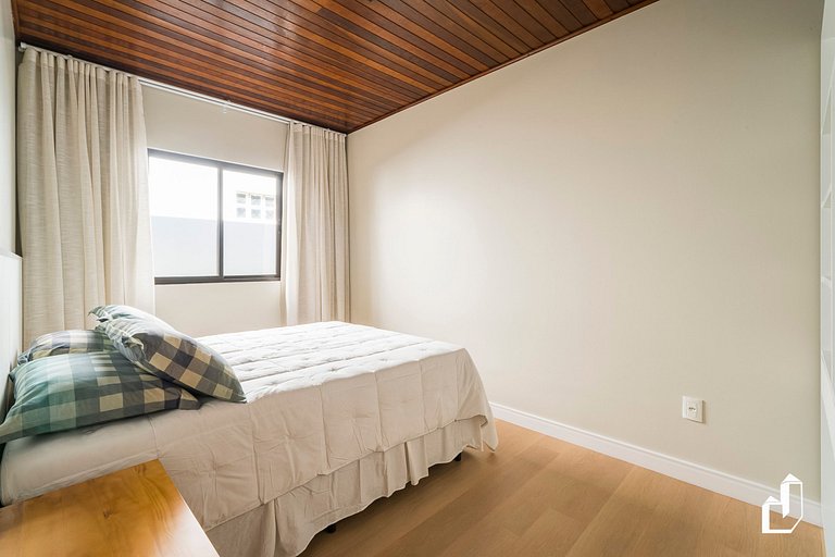 Casa térrea com 04 dormitórios em Canto Grande Bombinhas/SC
