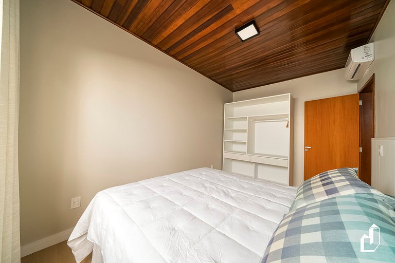 Casa térrea com 04 dormitórios em Canto Grande Bombinhas/SC