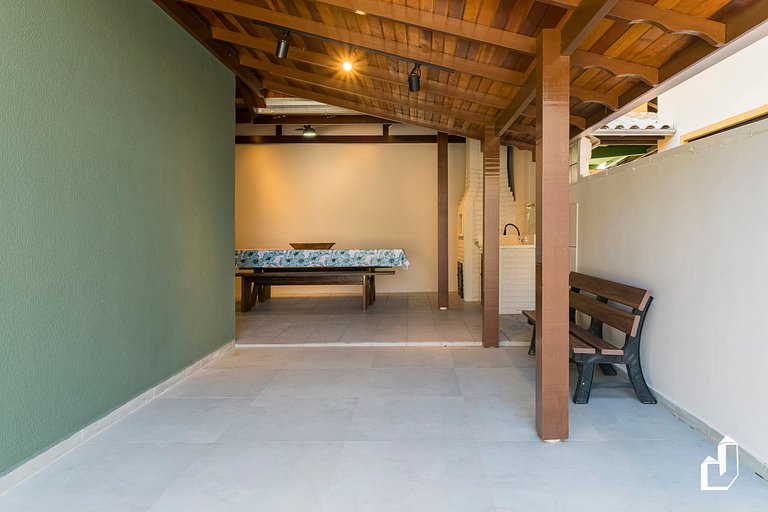Casa térrea com 04 dormitórios em Canto Grande Bombinhas/SC