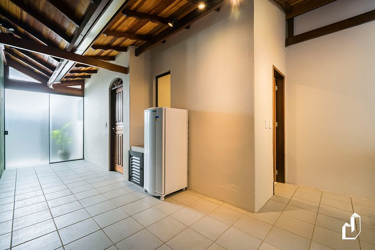 Casa térrea com 04 dormitórios em Canto Grande Bombinhas/SC