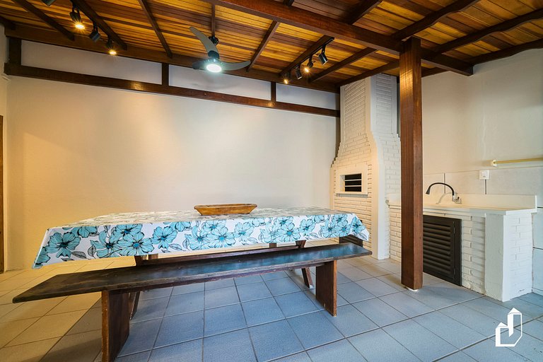 Casa térrea com 04 dormitórios em Canto Grande Bombinhas/SC