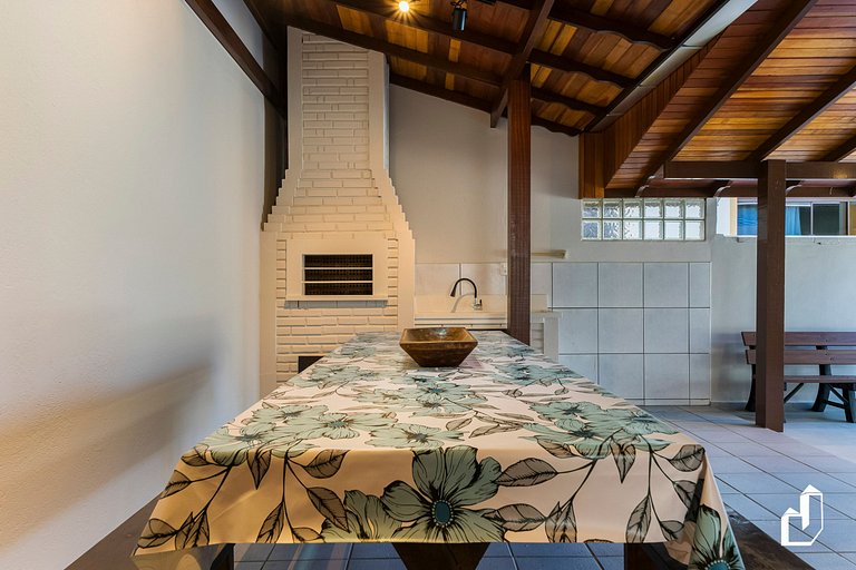 Casa térrea com 04 dormitórios em Canto Grande Bombinhas/SC