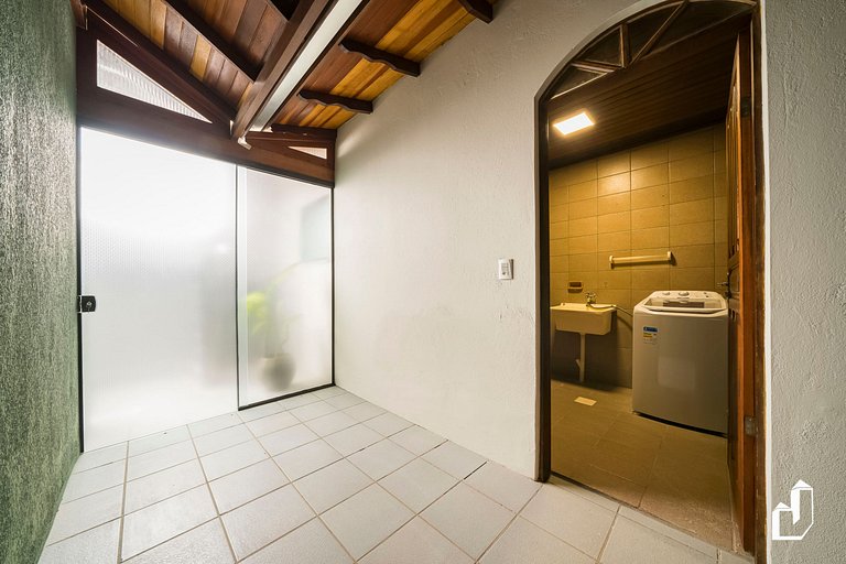 Casa térrea com 04 dormitórios em Canto Grande Bombinhas/SC