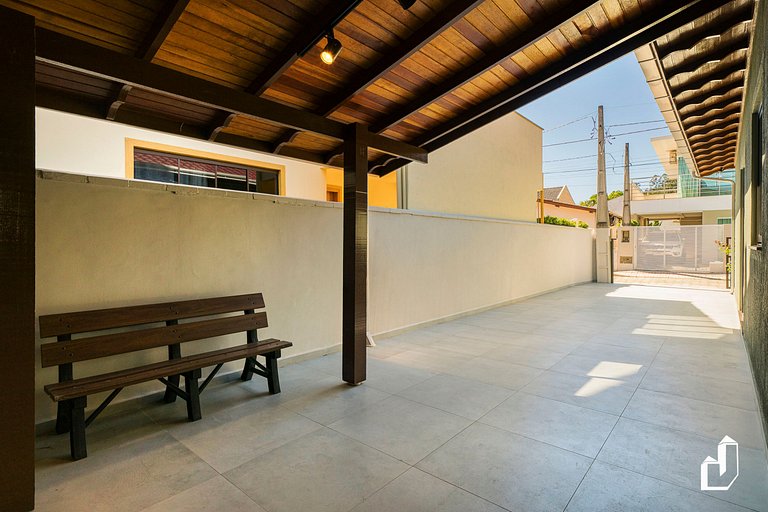 Casa térrea com 04 dormitórios em Canto Grande Bombinhas/SC