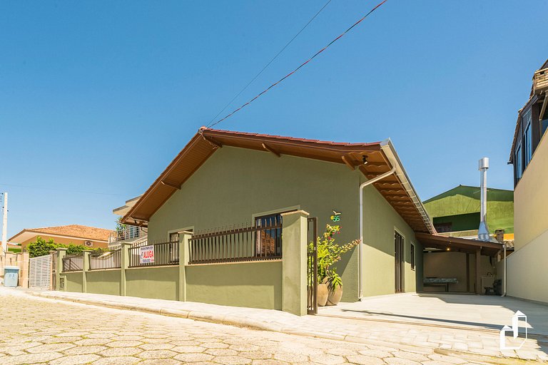 Casa térrea com 04 dormitórios em Canto Grande Bombinhas/SC