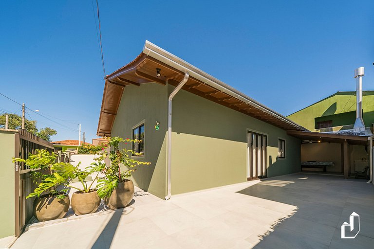 Casa térrea com 04 dormitórios em Canto Grande Bombinhas/SC