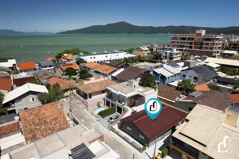 Casa térrea com 04 dormitórios em Canto Grande Bombinhas/SC