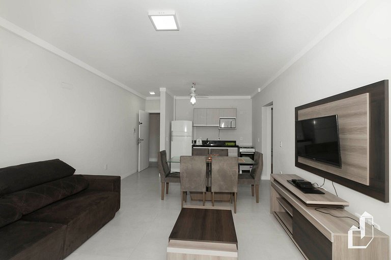 Apartamento com 03 dormitórios meia quadra do mar