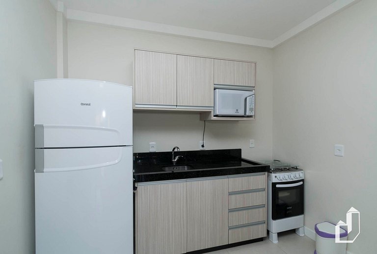 Apartamento com 03 dormitórios meia quadra do mar