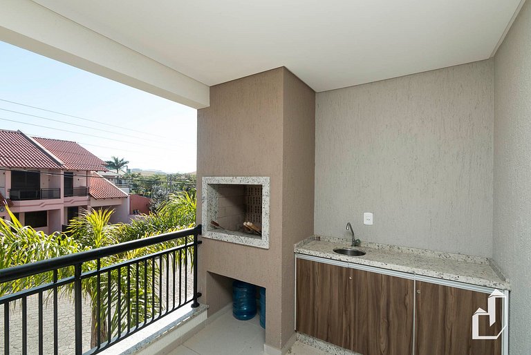 Apartamento com 03 dormitórios meia quadra do mar