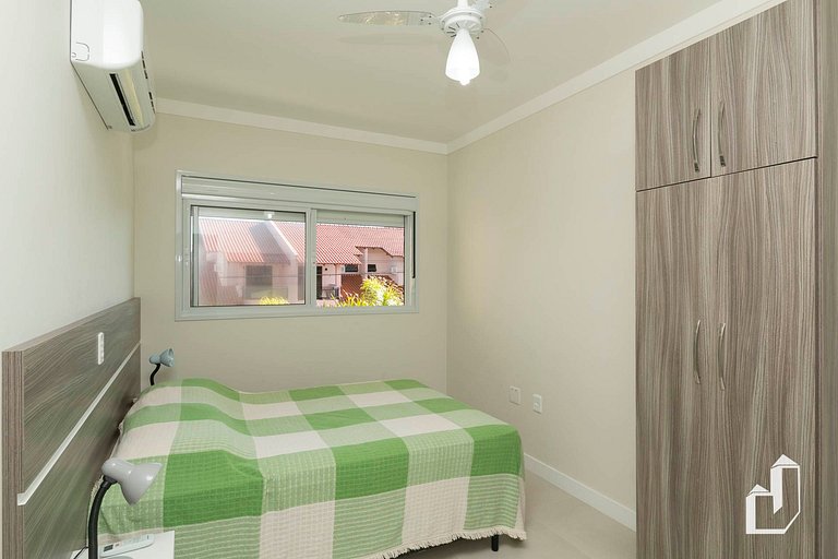 Apartamento com 03 dormitórios meia quadra do mar