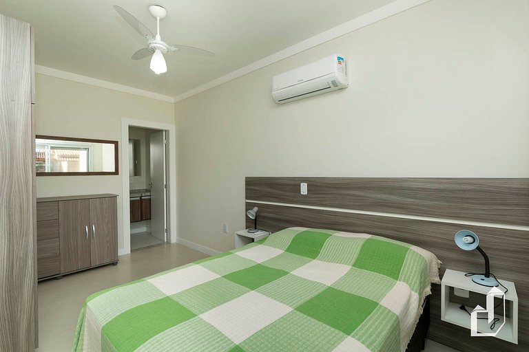 Apartamento com 03 dormitórios meia quadra do mar