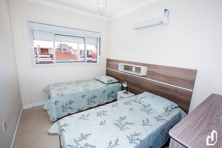 Apartamento com 03 dormitórios meia quadra do mar