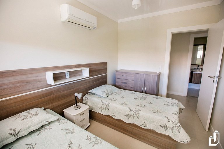Apartamento com 03 dormitórios meia quadra do mar