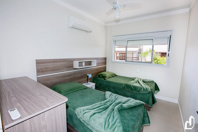 Apartamento com 03 dormitórios meia quadra do mar