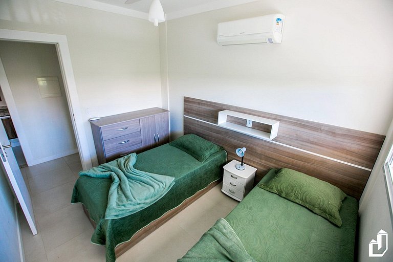 Apartamento com 03 dormitórios meia quadra do mar