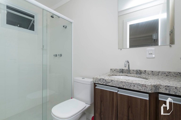 Apartamento com 03 dormitórios meia quadra do mar