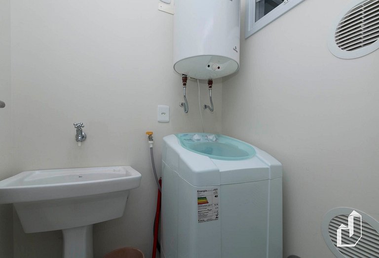 Apartamento com 03 dormitórios meia quadra do mar