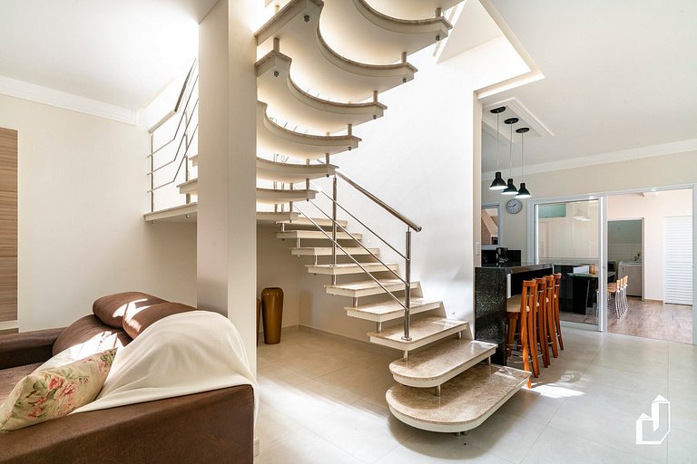 Casa com 05 dormitórios