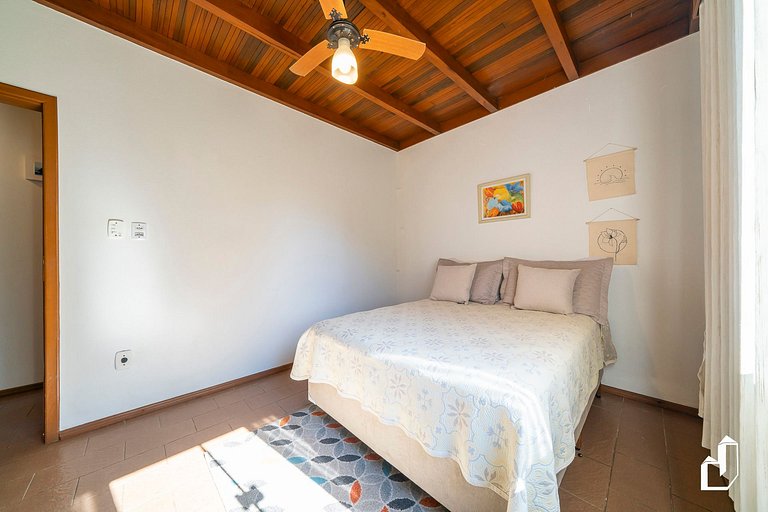 Casa com 04 quartos e área de churrasqueira