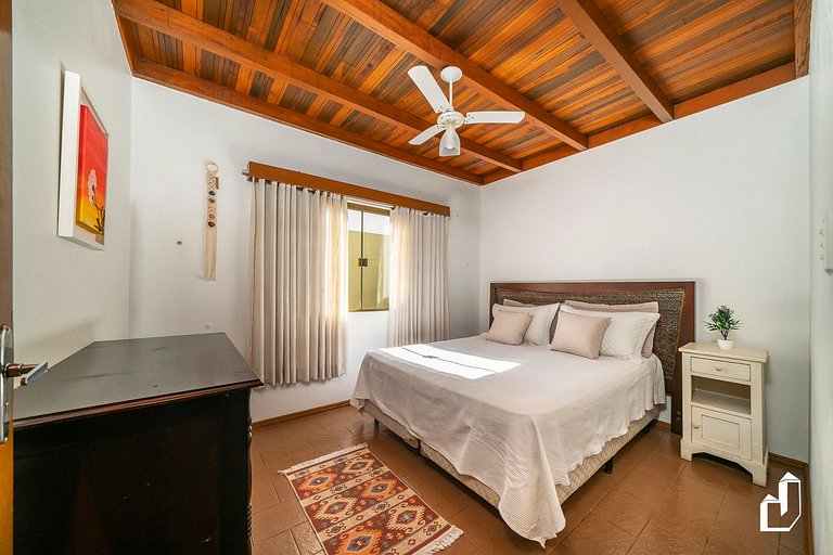 Casa com 04 quartos e área de churrasqueira