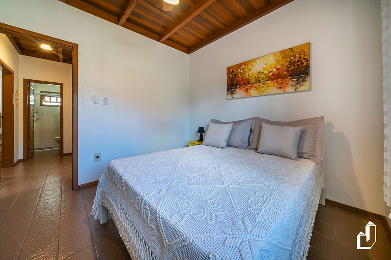 Casa com 04 quartos e área de churrasqueira