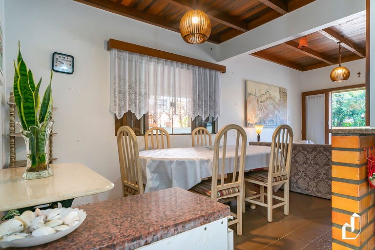 Casa com 04 quartos e área de churrasqueira