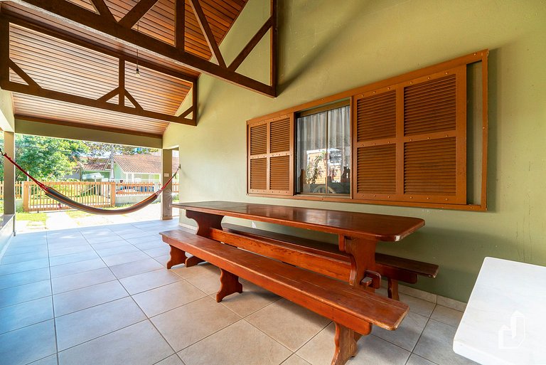 Casa com 04 quartos e área de churrasqueira