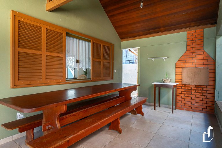Casa com 04 quartos e área de churrasqueira