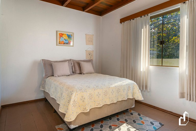 Casa com 04 quartos e área de churrasqueira
