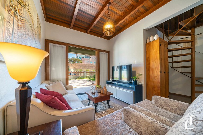 Casa com 04 quartos e área de churrasqueira