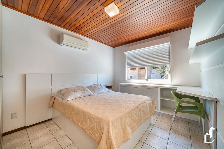Casa com 03 dormitórios de casal