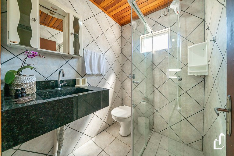 Casa com 03 dormitórios de casal