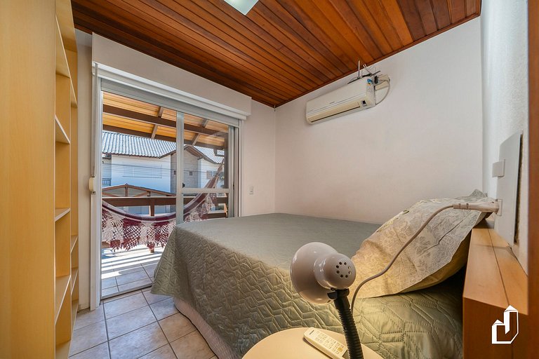 Casa com 03 dormitórios de casal