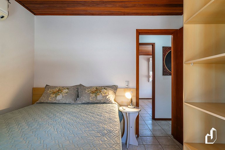 Casa com 03 dormitórios de casal