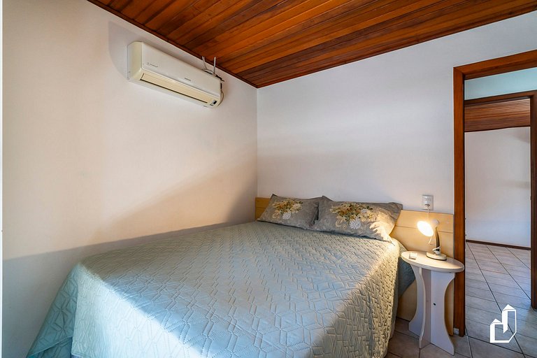 Casa com 03 dormitórios de casal
