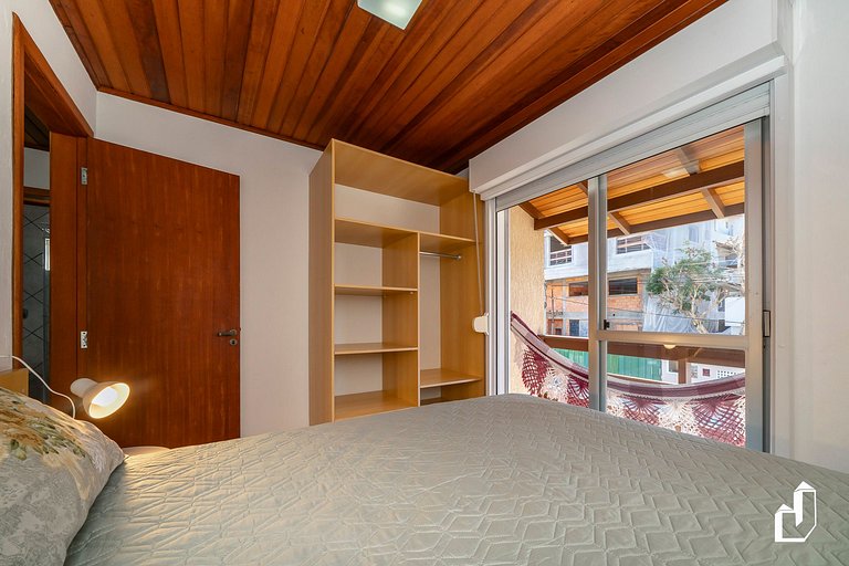 Casa com 03 dormitórios de casal