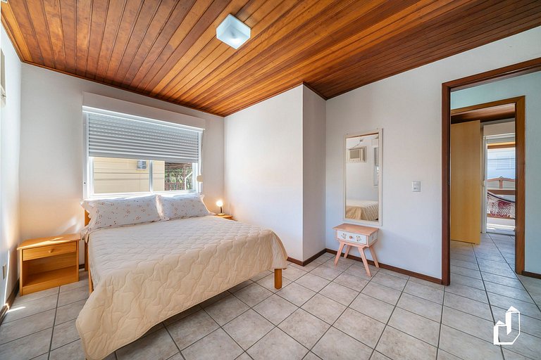 Casa com 03 dormitórios de casal