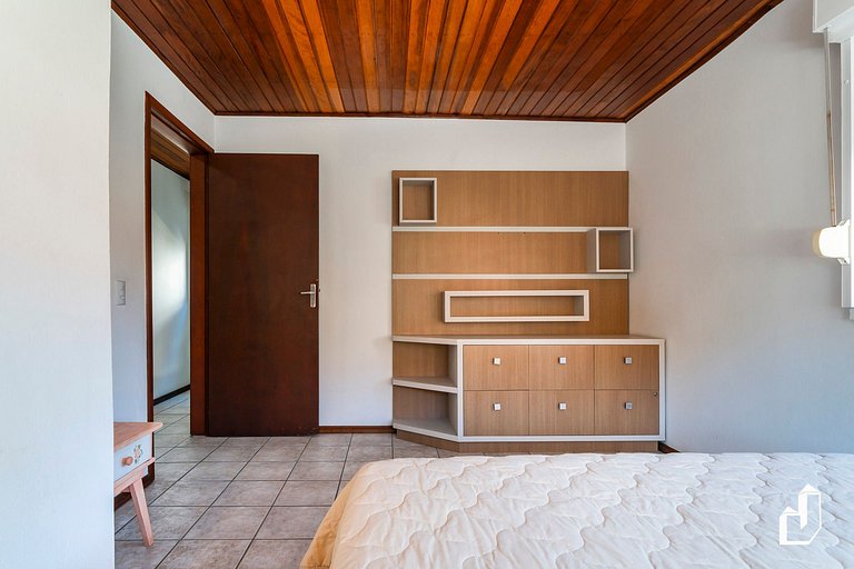 Casa com 03 dormitórios de casal