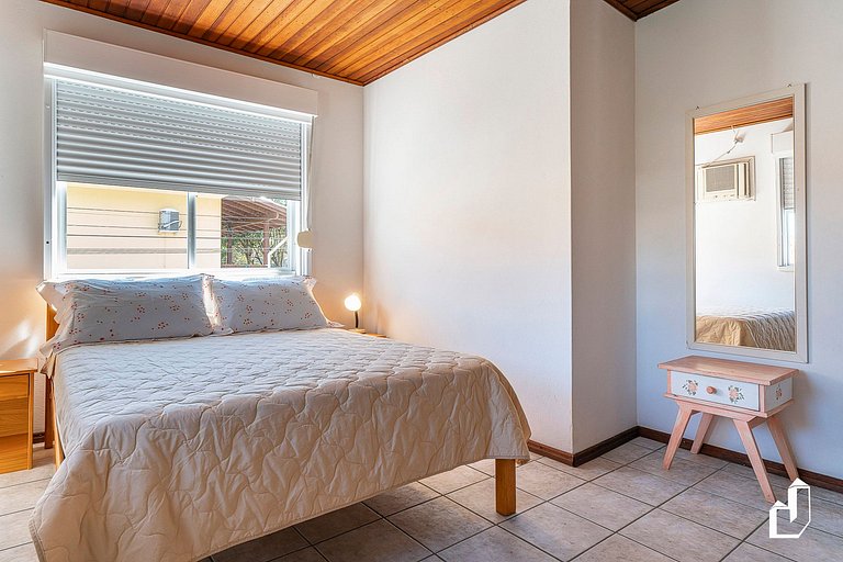 Casa com 03 dormitórios de casal